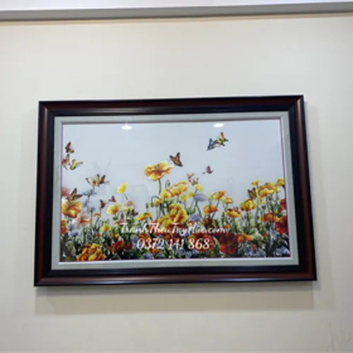 TRANH THÊU HOA COLICO ĐƯỢC TREO TẠI PHÒNG KHÁCH Ở CĂN HỘ CHUNG CƯ NHÀ CHỊ PHƯƠNG