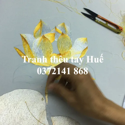 Tranh thêu hoa sen vàng được anh Hùng chọn làm món quà tặng khách hàng