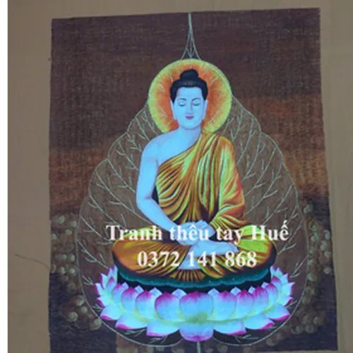 Tranh thêu Phật Thích Ca được chị Hạnh chọn để treo tại phòng thờ nhà chị