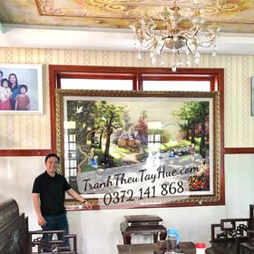 Tranh thêu phong cảnh thiên nhiên được thêu theo ý anh Dương ở KDC Khang Điền