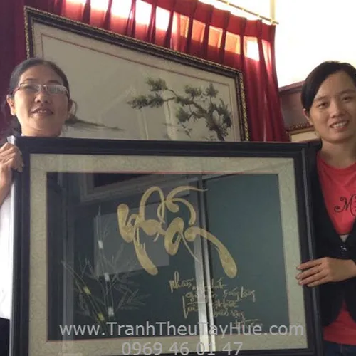 Tranh Thêu Tay Huế Chụp Hình Kỷ Niệm Cùng Chị Hạnh Khách Hàng Ở Quận 9