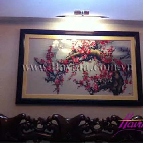 Tranh thêu tay Huế thực hiện tác phẩm tranh thêu hoa đào theo yêu cầu anh Tuyên ở Đà Nẵng