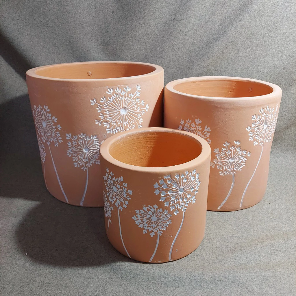 Một chiếc chậu xinh "khoác áo mới" cho cây cảnh. Một chiếc chậu xinh "khoác áo mới" cho cây cảnh.