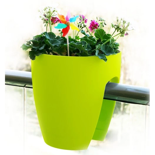 Chậu hoa treo ban công - điểm nhấn xanh cho không gian sống hiện đại. Chậu hoa treo ban công - điểm nhấn xanh cho không gian sống hiện đại.