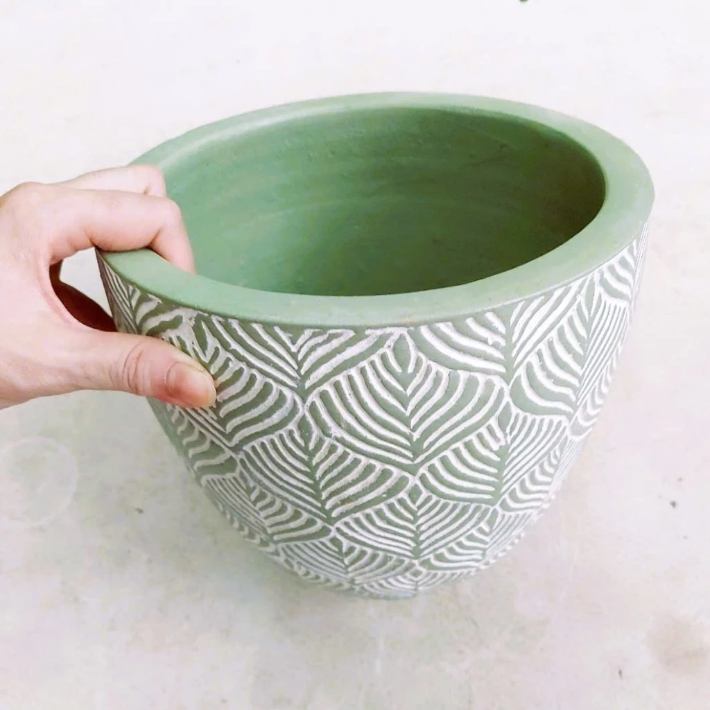 Góc ban công thêm thi vị với chậu đất nung sơn wash bầu hình lá. Góc ban công thêm thi vị với chậu đất nung sơn wash bầu hình lá.