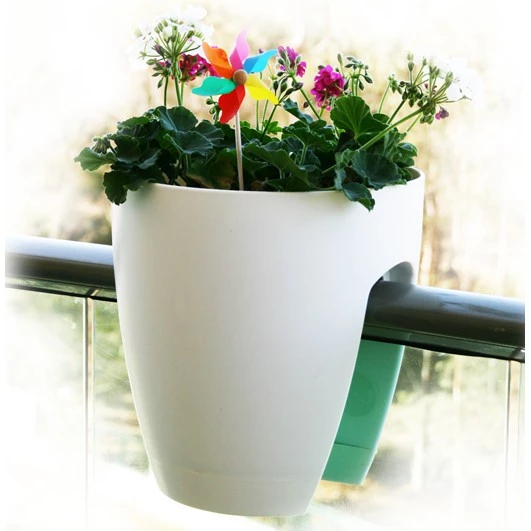 Góc nhỏ bừng sáng với mẫu chậu hoa ban công xinh xắn này. Góc nhỏ bừng sáng với mẫu chậu hoa ban công xinh xắn này.