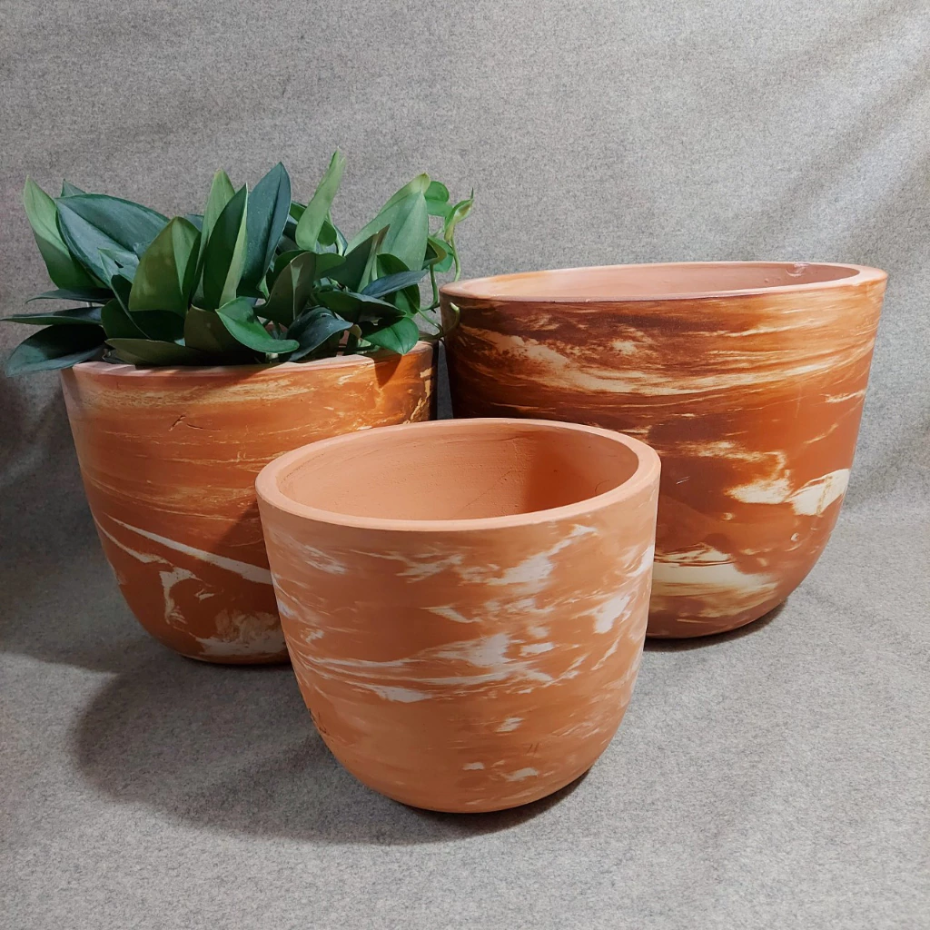 Nâng tầm không gian sống của bạn với mẫu chậu gốm trồng cây đẹp này, nơi vẻ đẹp của tự nhiên và nghệ thuật thủ công hòa quyện. Nâng tầm không gian sống của bạn với mẫu chậu gốm trồng cây đẹp này, nơi vẻ đẹp của tự nhiên và nghệ thuật thủ công hòa quyện.
