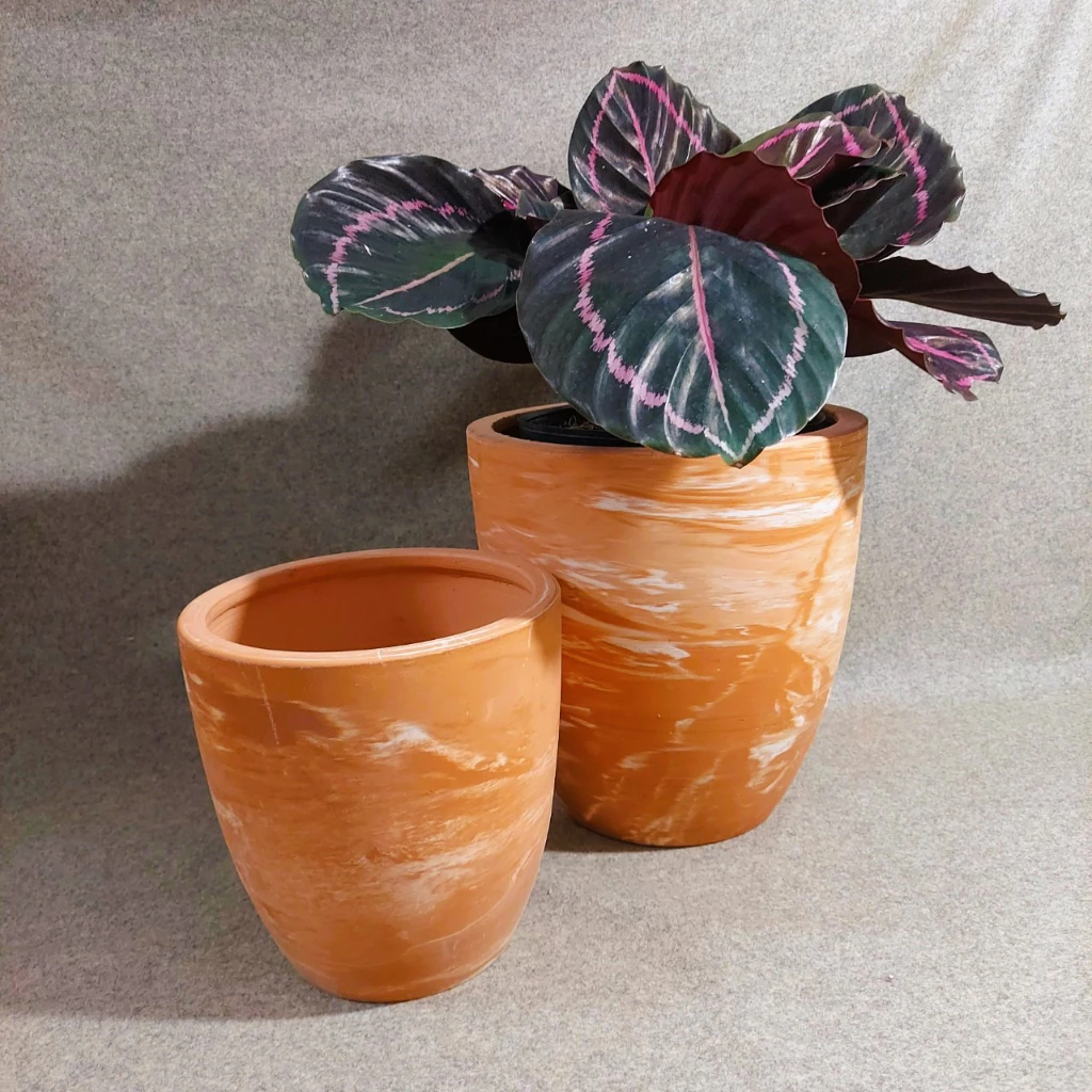 Vẻ đẹp ấm áp của chậu gốm trồng cây dáng bầu cao màu cam sữa độc đáo, là lựa chọn hoàn hảo để tôn lên màu xanh tươi mát của mọi loại cây cảnh. Vẻ đẹp ấm áp của chậu gốm trồng cây dáng bầu cao màu cam sữa độc đáo, là lựa chọn hoàn hảo để tôn lên màu xanh tươi mát của mọi loại cây cảnh.