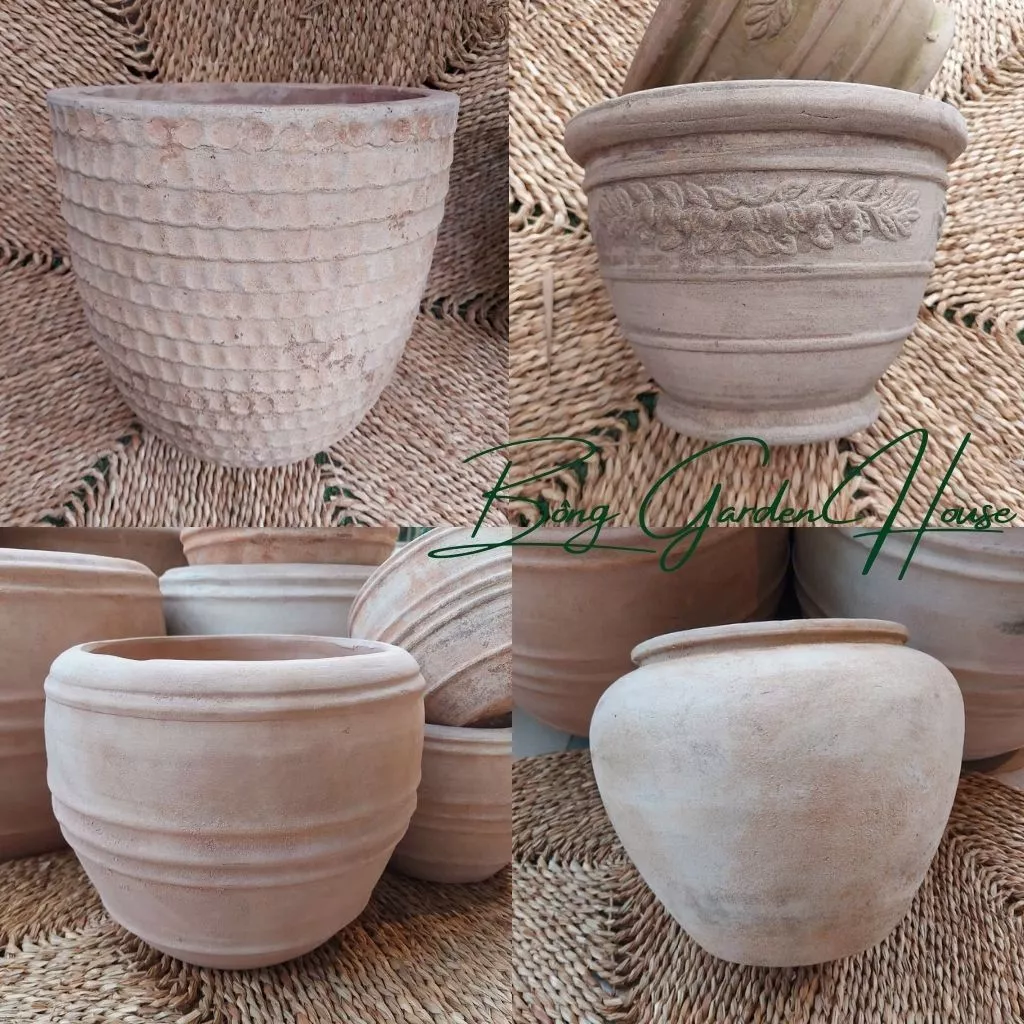 Vẻ đẹp mộc mạc, vượt thời gian của chiếc chậu gốm trồng cây cảnh giả cổ, lý tưởng để kiến tạo một góc vườn an yên ngay tại nhà. Vẻ đẹp mộc mạc, vượt thời gian của chiếc chậu gốm trồng cây cảnh giả cổ, lý tưởng để kiến tạo một góc vườn an yên ngay tại nhà.