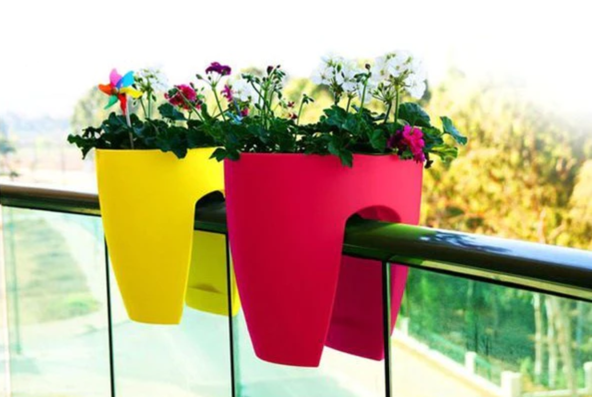 Mỗi chiếc chậu trồng hoa là một ngôi nhà nhỏ cho cây. Mỗi chiếc chậu trồng hoa là một ngôi nhà nhỏ cho cây.