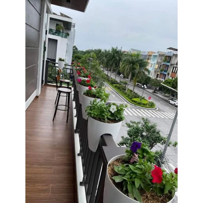 Chẳng cần ban công rộng, chỉ cần một chiếc chậu hoa treo ban công xinh xắn là đủ. Chẳng cần ban công rộng, chỉ cần một chiếc chậu hoa treo ban công xinh xắn là đủ.
