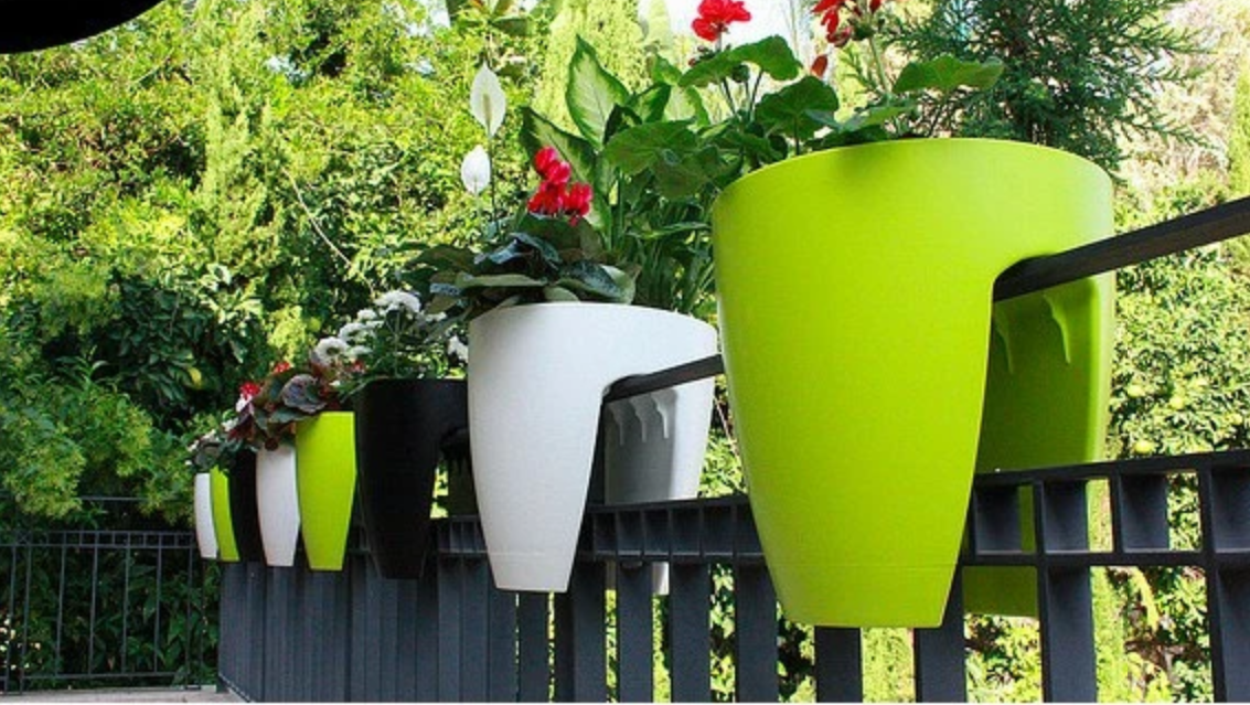 Thiết kế nhỏ gọn, màu sắc đa dạng - chậu hoa treo ban công dành cho mọi phong cách. Thiết kế nhỏ gọn, màu sắc đa dạng - chậu hoa treo ban công dành cho mọi phong cách.