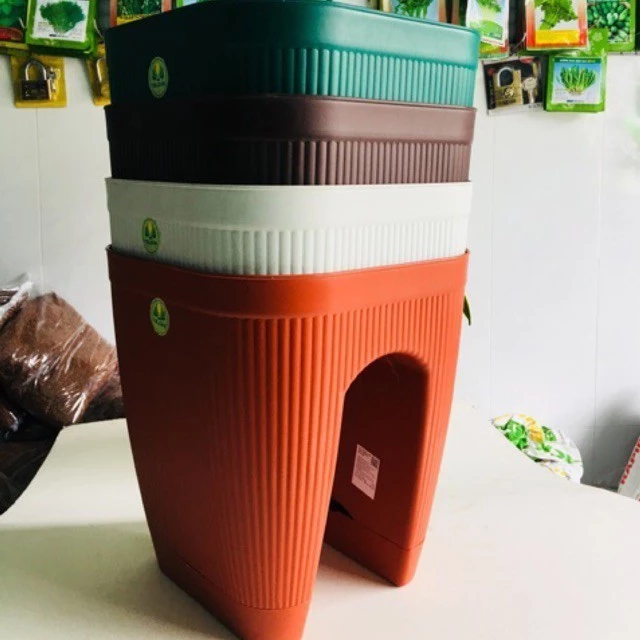 Góc thư giãn lý tưởng với những chiếc chậu hoa treo ban công rực rỡ sắc màu. Góc thư giãn lý tưởng với những chiếc chậu hoa treo ban công rực rỡ sắc màu.