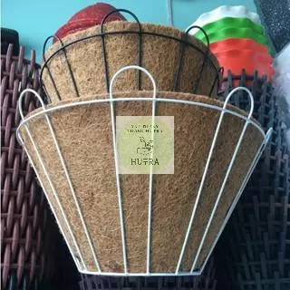 Một chút dạ yến thảo rực rỡ trong chiếc chậu xơ dừa bán nguyệt cũng đủ làm bừng sáng cả góc hiên nhà. Một chút dạ yến thảo rực rỡ trong chiếc chậu xơ dừa bán nguyệt cũng đủ làm bừng sáng cả góc hiên nhà.