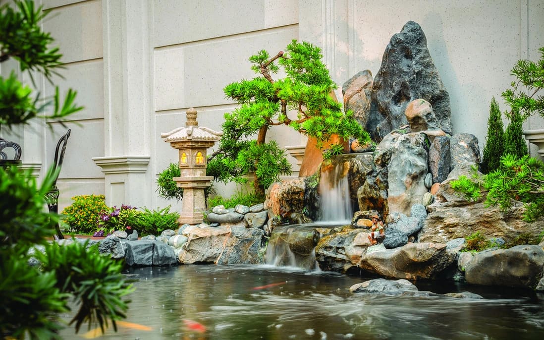 Hòn non bộ và Cây xanh bonsai tạo cảm giác gần gũi thiên nhiên. Hòn non bộ và Cây xanh bonsai tạo cảm giác gần gũi thiên nhiên.