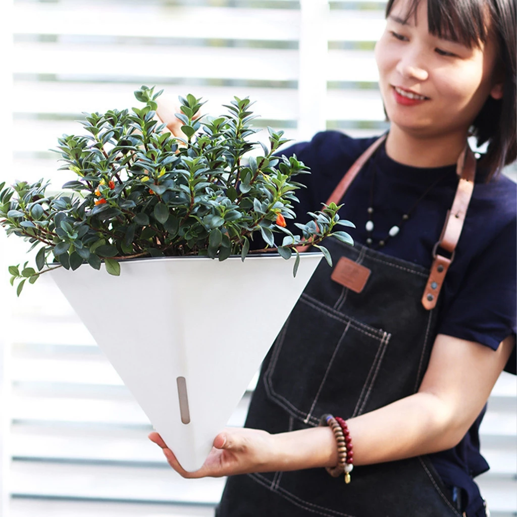 Chậu treo ban công xinh xắn, là cách tuyệt vời để trang trí không gian ngoài trời, mang đến vẻ đẹp tươi mới cho ban công của bạn Chậu treo ban công xinh xắn, là cách tuyệt vời để trang trí không gian ngoài trời, mang đến vẻ đẹp tươi mới cho ban công của bạn