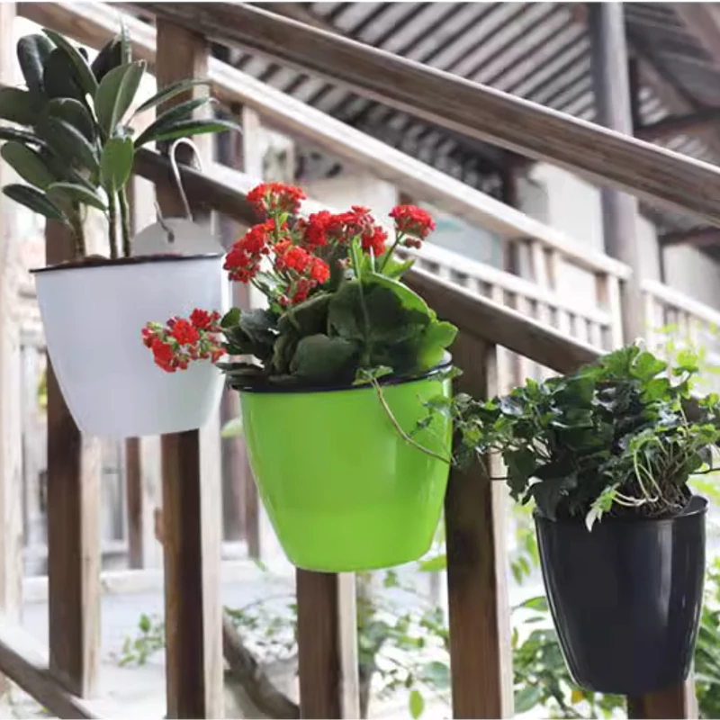 Chậu cây cảnh đẹp treo lan can và tạo tiểu cảnh lãng mạn cho nhà phố Chậu cây cảnh đẹp treo lan can và tạo tiểu cảnh lãng mạn cho nhà phố