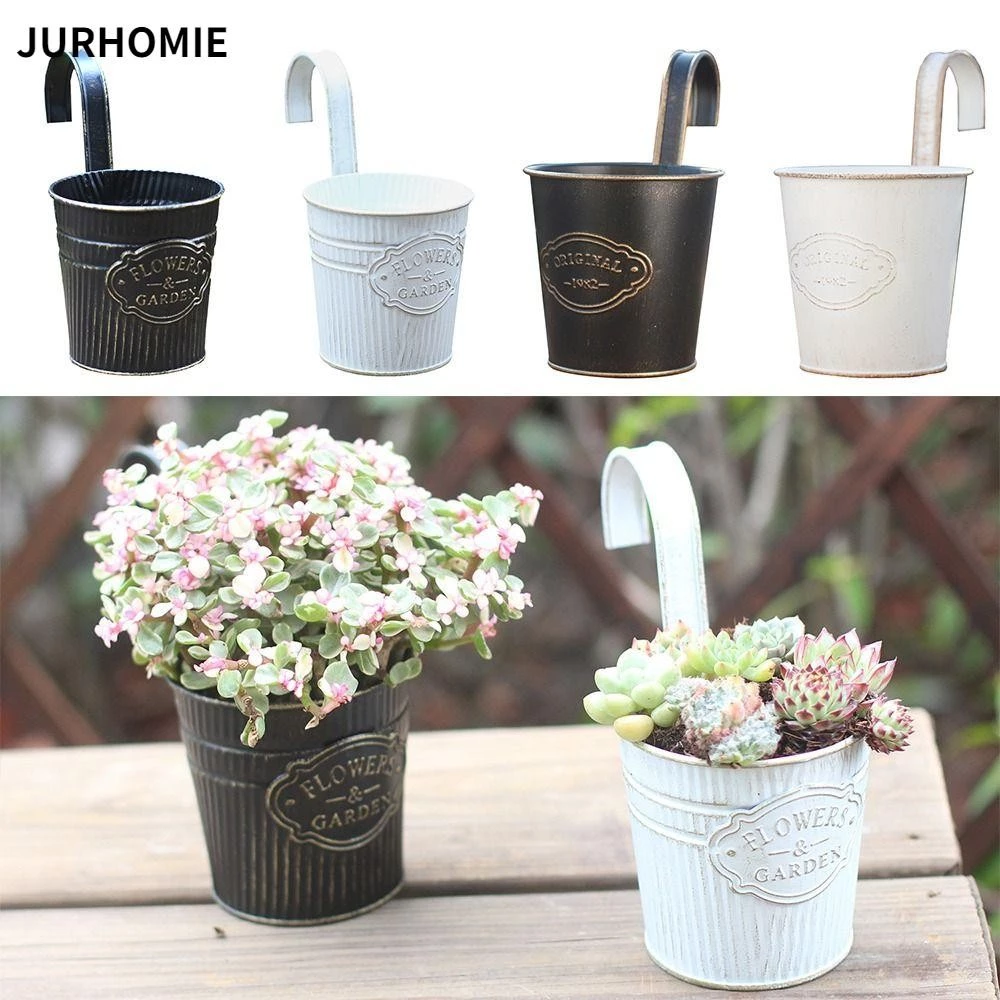 Góc nhỏ an yên với chậu treo ban công xanh mát. Góc nhỏ an yên với chậu treo ban công xanh mát.