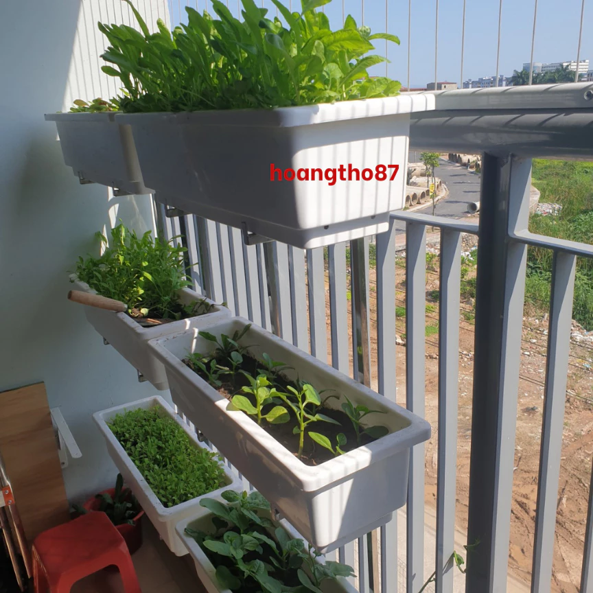 Mang cả khu vườn lên cao với giá treo chậu trồng cây ban công tiện lợi. Mang cả khu vườn lên cao với giá treo chậu trồng cây ban công tiện lợi.