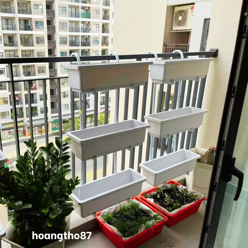 Biến hóa không gian với giá treo chậu trồng cây ban công thông minh. Biến hóa không gian với giá treo chậu trồng cây ban công thông minh.