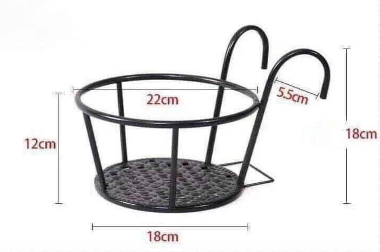 Biến ban công đơn điệu thành góc vườn thơ mộng với giỏ sắt treo chậu cây cảnh. Biến ban công đơn điệu thành góc vườn thơ mộng với giỏ sắt treo chậu cây cảnh.