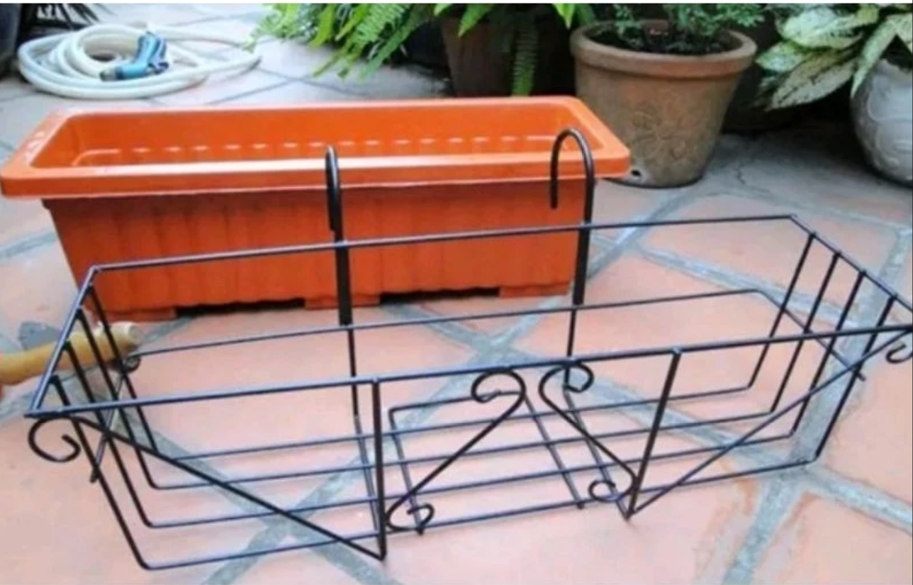 Biến ban công thành vườn hoa xinh xắn với Giá treo chậu hoa ban công chữ nhật tiện lợi. Biến ban công thành vườn hoa xinh xắn với Giá treo chậu hoa ban công chữ nhật tiện lợi.