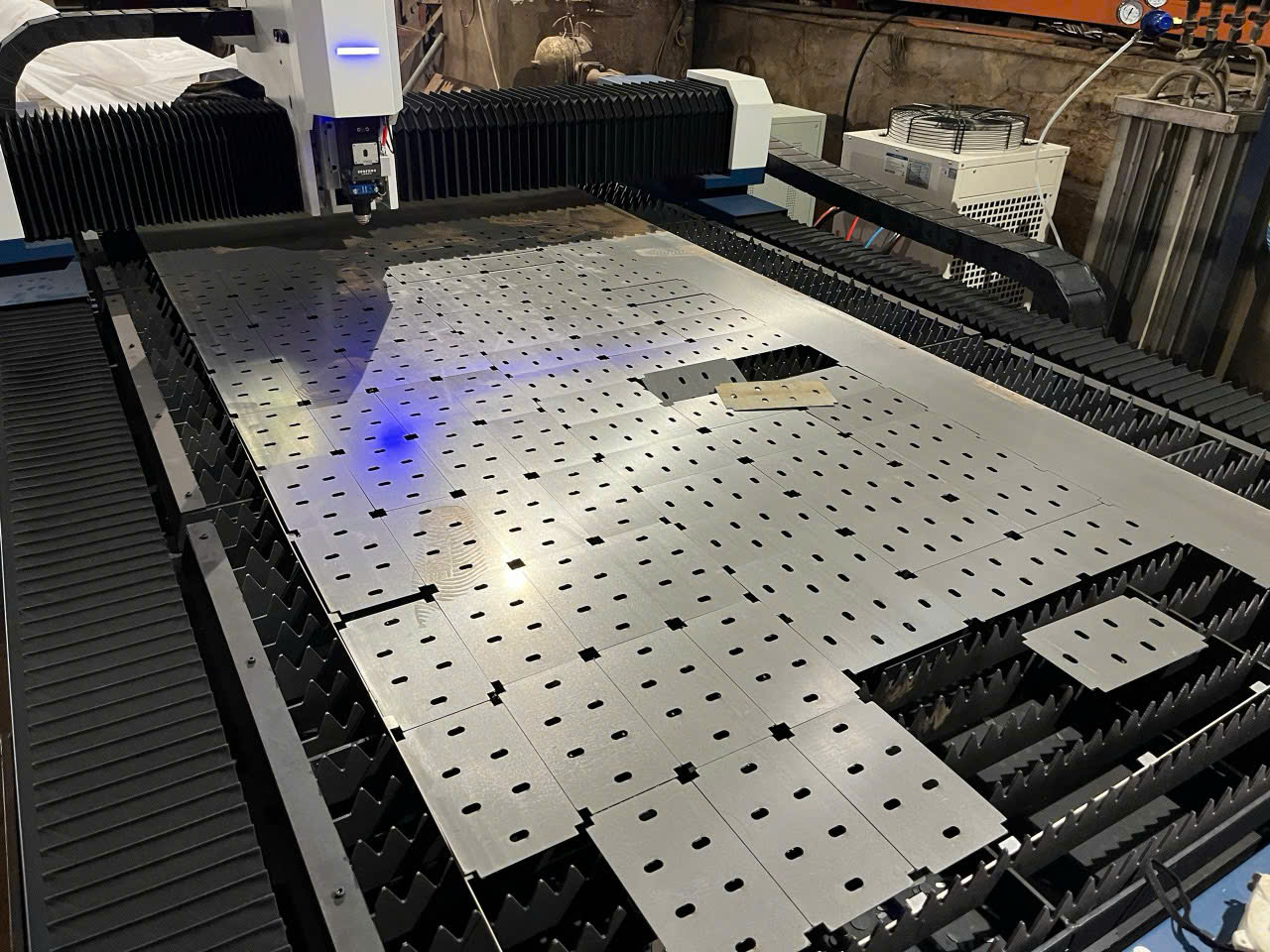 Integrated manufacturing Laser cutting, bending, and laser welding. Integrated manufacturing Laser cutting, bending, and laser welding.