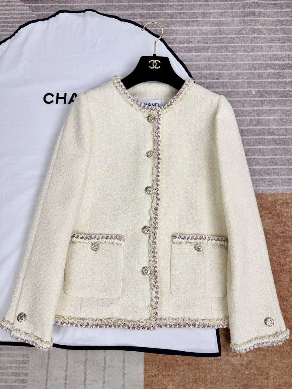 Áo Khoác Tweed Chanel Màu Vàng Nhạt Cao Cấp Tại TPHCM Áo Khoác Tweed Chanel Màu Vàng Nhạt Cao Cấp Tại TPHCM