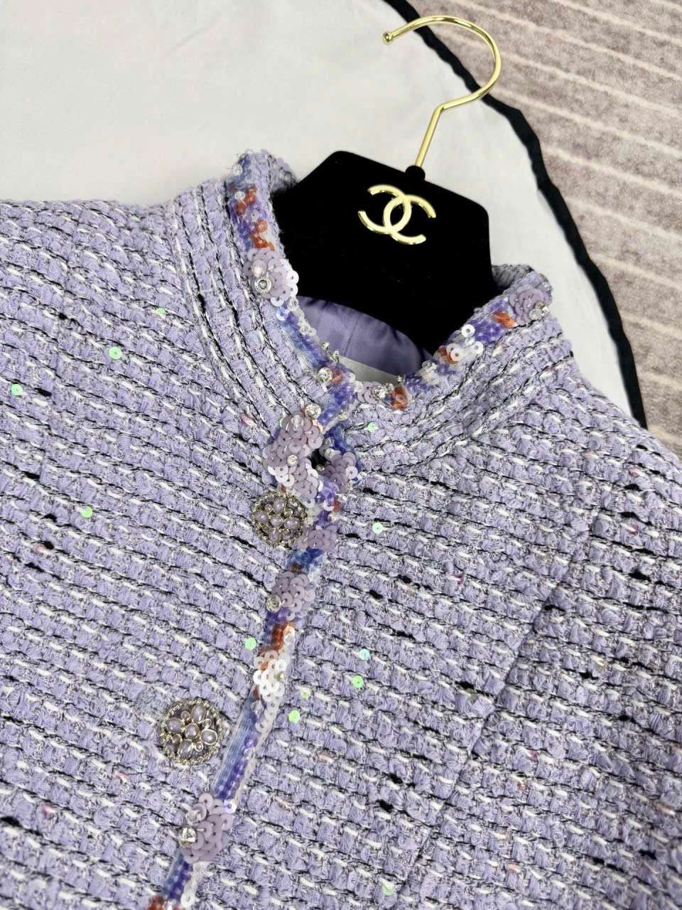 Áo Khoác Tweed Chanel Lót Lụa Màu Tím Luxury Cao Cấp Áo Khoác Tweed Chanel Lót Lụa Màu Tím Luxury Cao Cấp