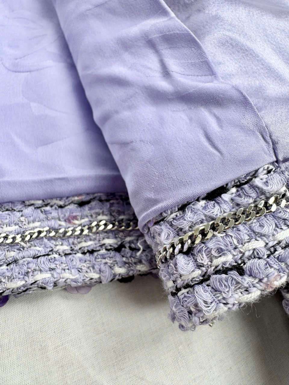 Áo Khoác Tweed Chanel Lót Lụa Màu Tím Luxury Cao Cấp Áo Khoác Tweed Chanel Lót Lụa Màu Tím Luxury Cao Cấp
