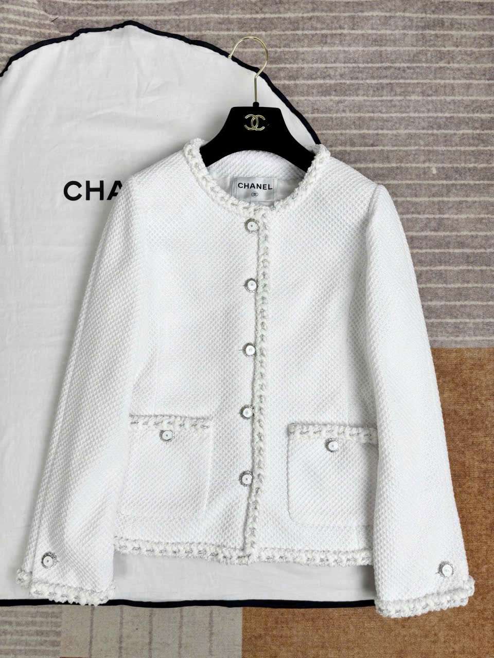 Áo Khoác Tweed Chanel Màu Trắng Cao Cấp Chuẩn Boutique Áo Khoác Tweed Chanel Màu Trắng Cao Cấp Chuẩn Boutique