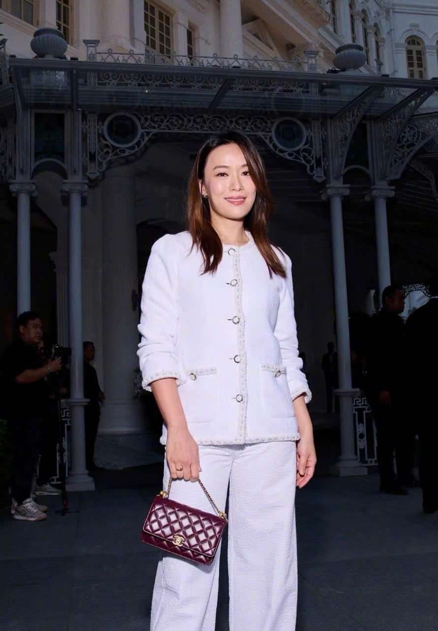 Áo Khoác Tweed Chanel Màu Trắng Cao Cấp Chuẩn Boutique Áo Khoác Tweed Chanel Màu Trắng Cao Cấp Chuẩn Boutique