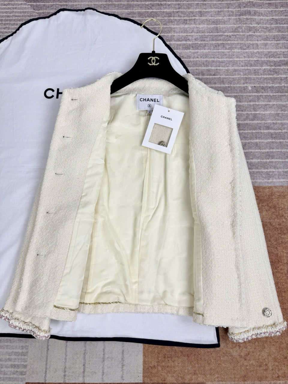 Áo Khoác Tweed Chanel Màu Vàng Nhạt Cao Cấp Tại TPHCM Áo Khoác Tweed Chanel Màu Vàng Nhạt Cao Cấp Tại TPHCM