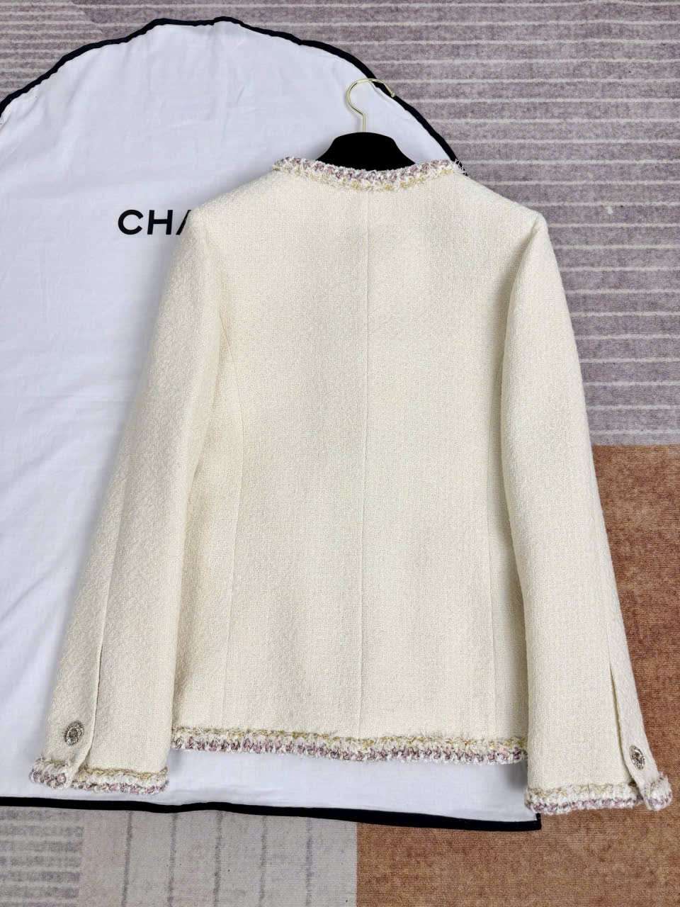 Áo Khoác Tweed Chanel Màu Vàng Nhạt Cao Cấp Tại TPHCM Áo Khoác Tweed Chanel Màu Vàng Nhạt Cao Cấp Tại TPHCM