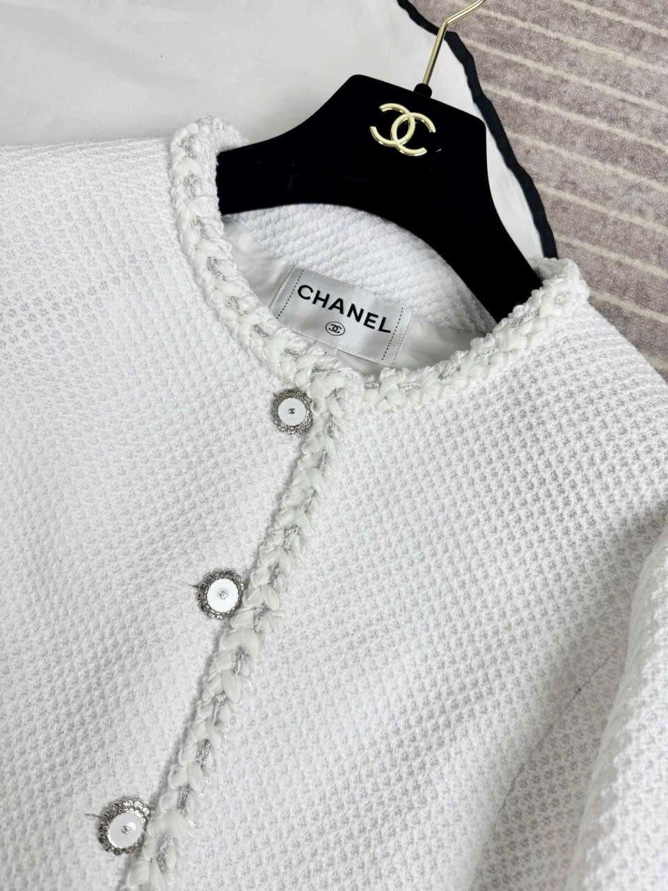 Áo Tweed Chanel Màu Trắng Lót Lụa Cao Cấp Thanh Lịch Áo Tweed Chanel Màu Trắng Lót Lụa Cao Cấp Thanh Lịch