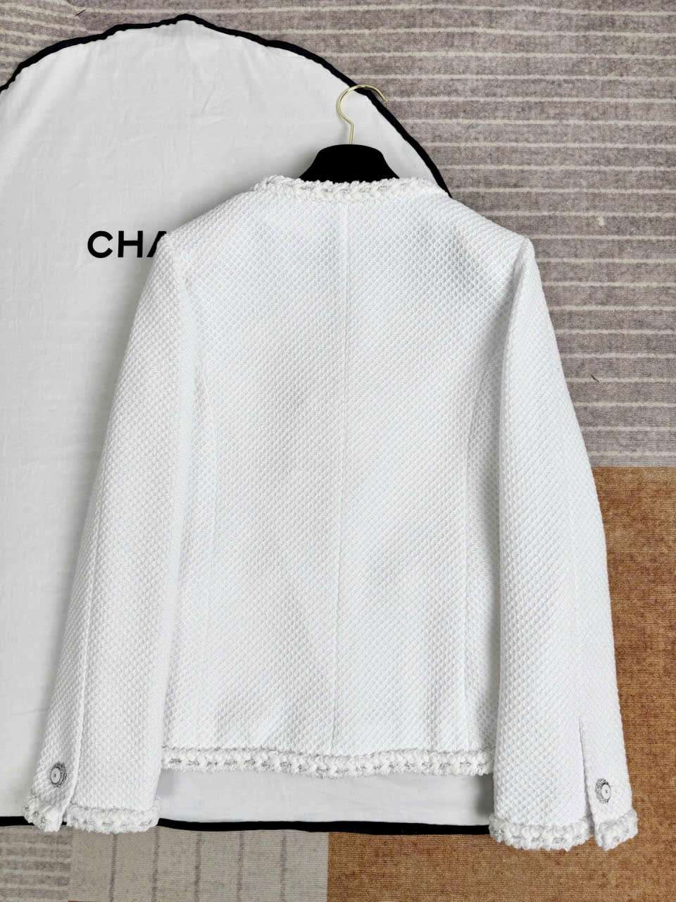 Áo Tweed Chanel Màu Trắng Lót Lụa Cao Cấp Thanh Lịch Áo Tweed Chanel Màu Trắng Lót Lụa Cao Cấp Thanh Lịch