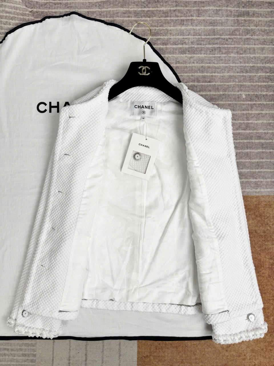 Áo Tweed Chanel Màu Trắng Lót Lụa Cao Cấp Thanh Lịch Áo Tweed Chanel Màu Trắng Lót Lụa Cao Cấp Thanh Lịch