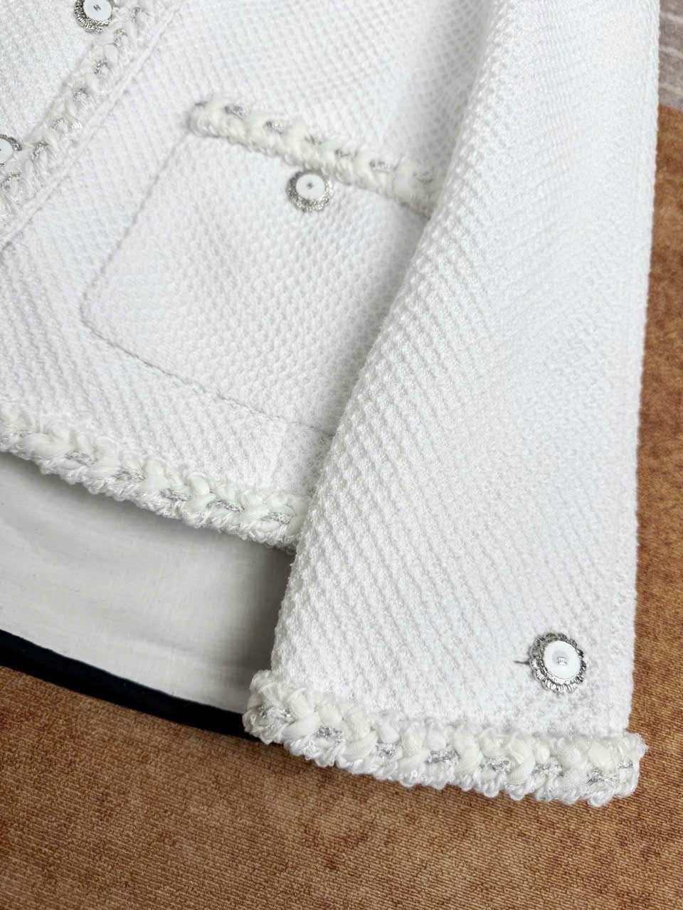 Áo Tweed Chanel Màu Trắng Luxury Tuyển Chọn Cho Phái Đẹp Áo Tweed Chanel Màu Trắng Luxury Tuyển Chọn Cho Phái Đẹp