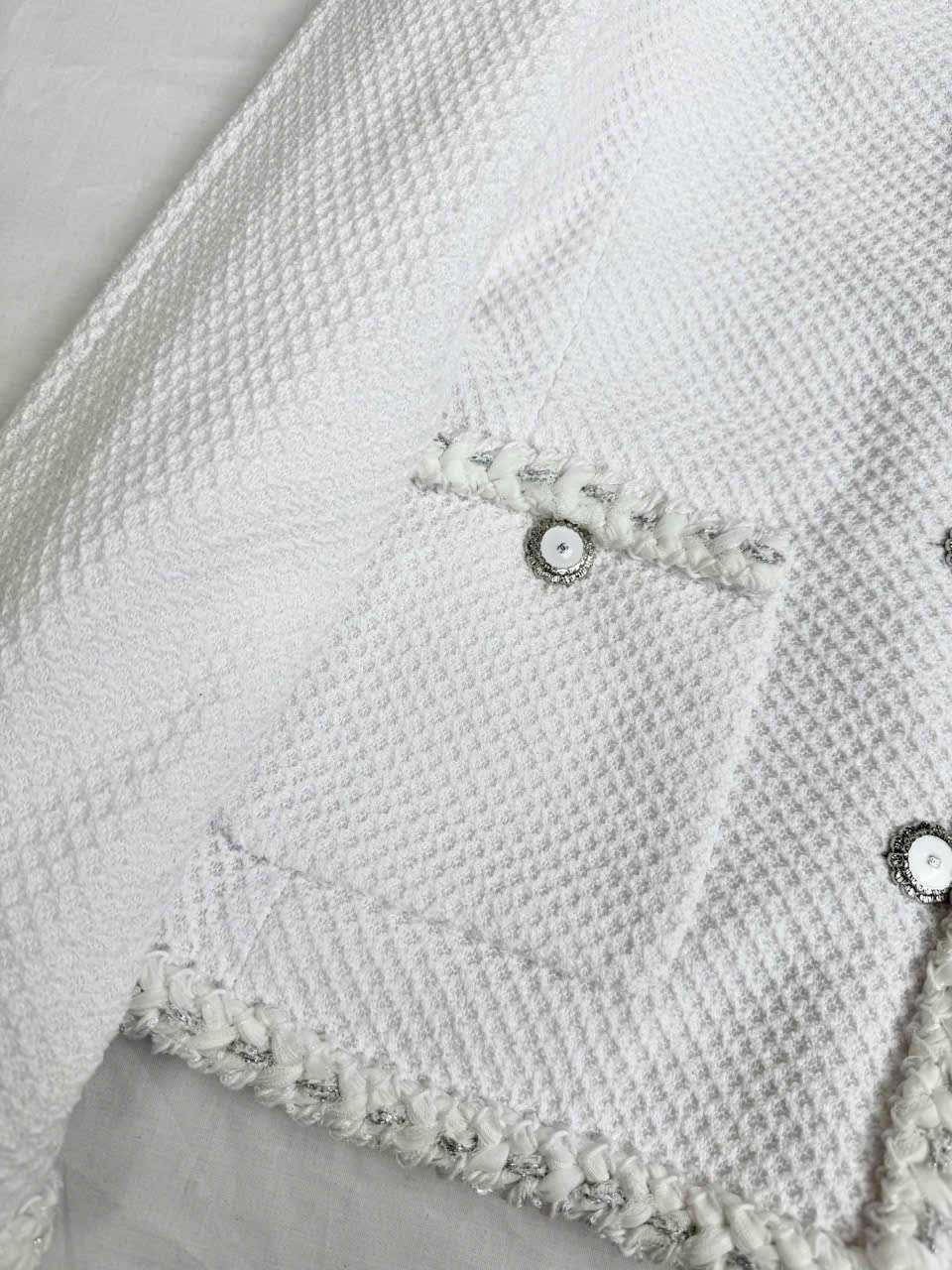 Áo Tweed Chanel Màu Trắng Luxury Tuyển Chọn Cho Phái Đẹp Áo Tweed Chanel Màu Trắng Luxury Tuyển Chọn Cho Phái Đẹp