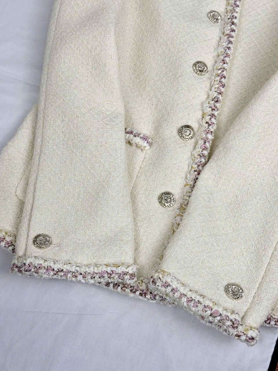 Áo Tweed Chanel Vàng Nhạt Lót Lụa Luxury Mới Nhất Áo Tweed Chanel Vàng Nhạt Lót Lụa Luxury Mới Nhất