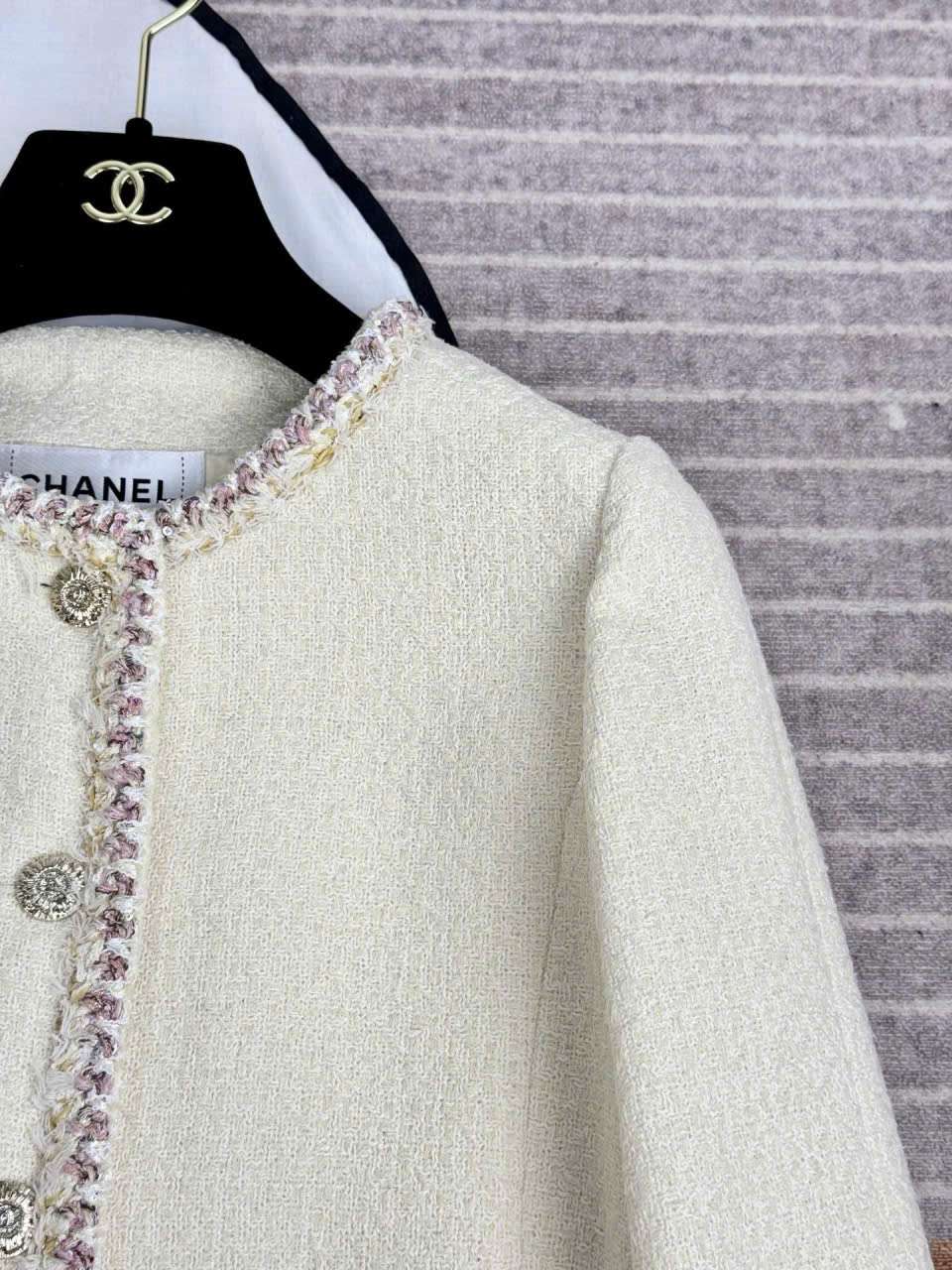 Áo Tweed Chanel Vàng Nhạt Lót Lụa Luxury Mới Nhất Áo Tweed Chanel Vàng Nhạt Lót Lụa Luxury Mới Nhất