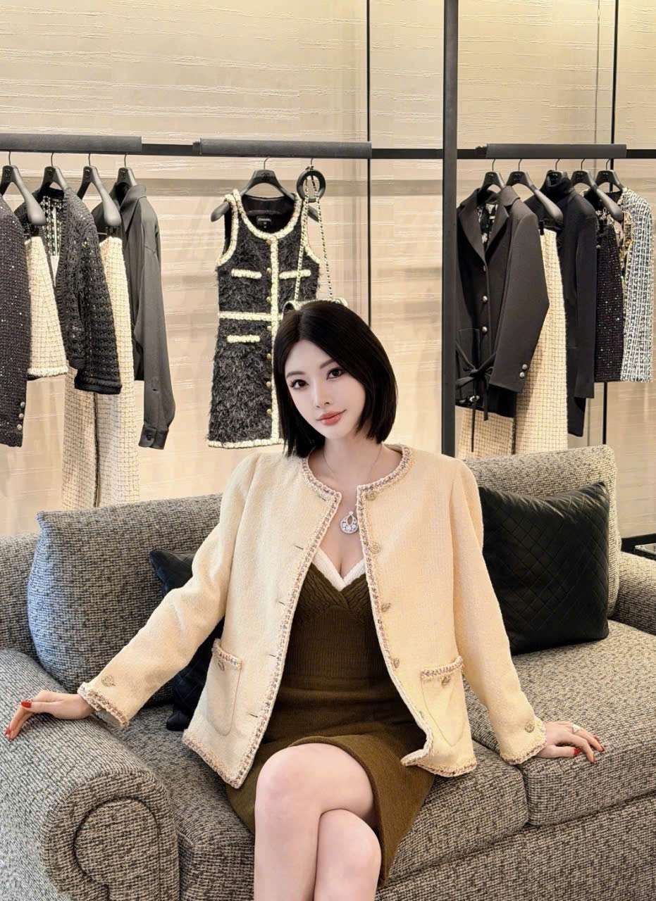 Áo Tweed Chanel Vip 1:1 Màu Vàng Nhạt Dự Tiệc Thanh Lịch Áo Tweed Chanel Vip 1:1 Màu Vàng Nhạt Dự Tiệc Thanh Lịch