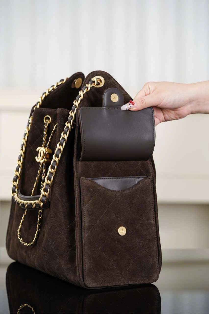 Bên hông túi xách Chanel Hobo 25k màu nâu - TCN0001 Bên hông túi xách Chanel Hobo 25k màu nâu - TCN0001