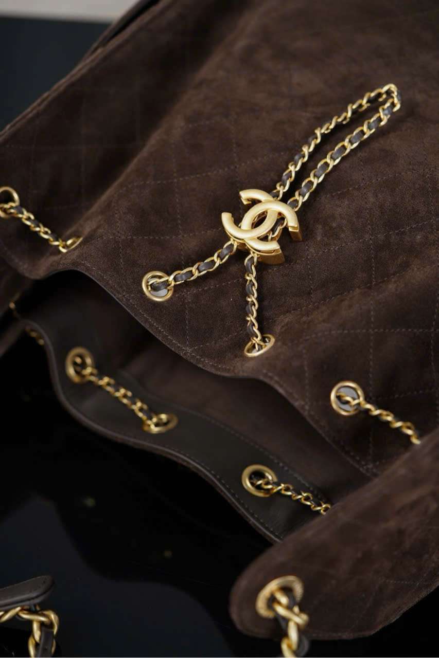 Cận cảnh xích khóa túi xách Chanel Hobo 25k màu nâu - TCN0001 Cận cảnh xích khóa túi xách Chanel Hobo 25k màu nâu - TCN0001