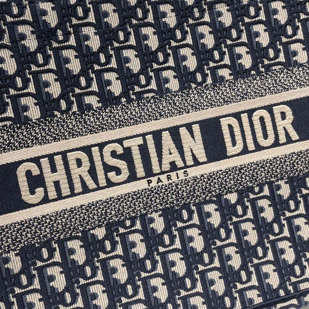 chi tiết thêu Túi Xách Dior Book Tote VIP Họa Tiết Oblique chi tiết thêu Túi Xách Dior Book Tote VIP Họa Tiết Oblique