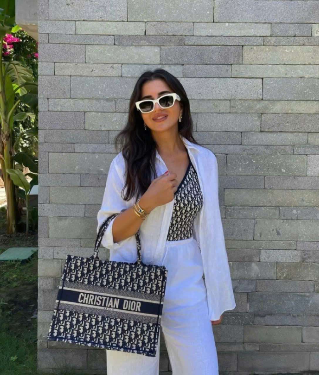 chi tiết thêu Túi Xách Dior Book Tote VIP Họa Tiết Oblique chi tiết thêu Túi Xách Dior Book Tote VIP Họa Tiết Oblique