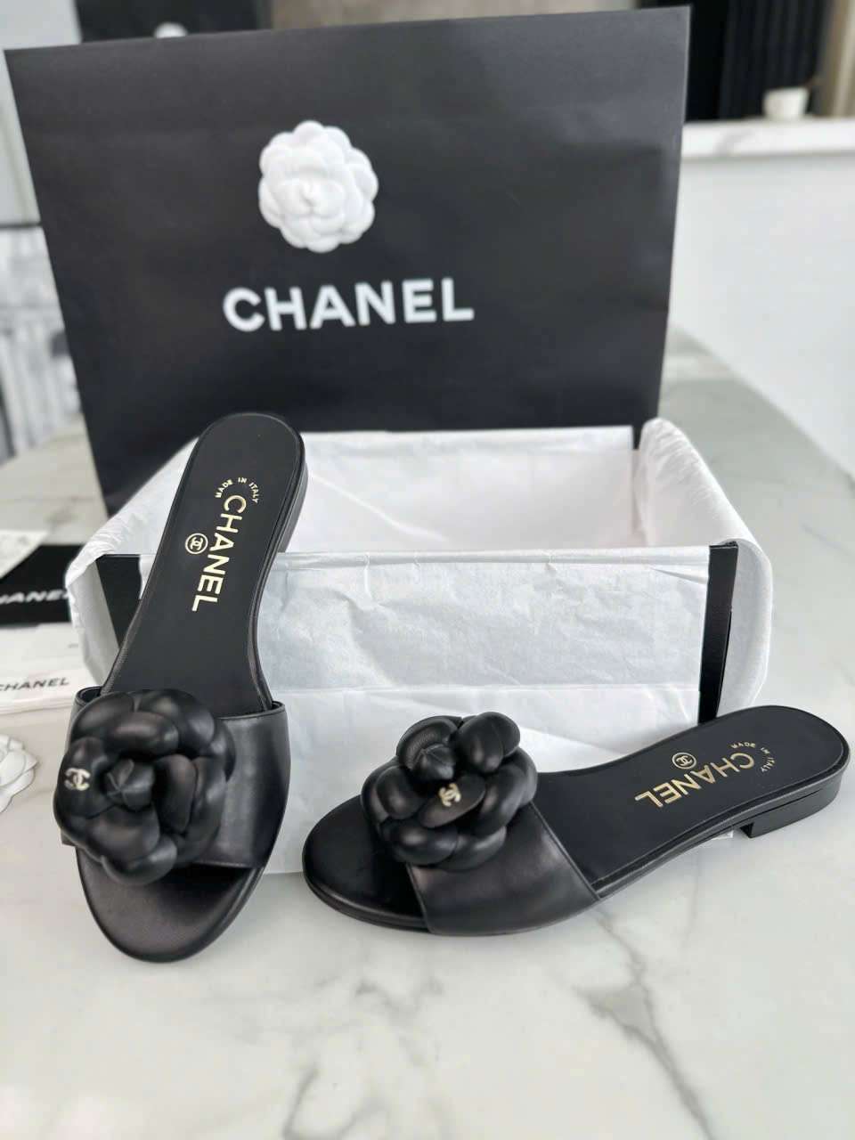Dép Chanel Hoa Trà Màu Đen Da Cừu Cao Cấp Dép Chanel Hoa Trà Màu Đen Da Cừu Cao Cấp