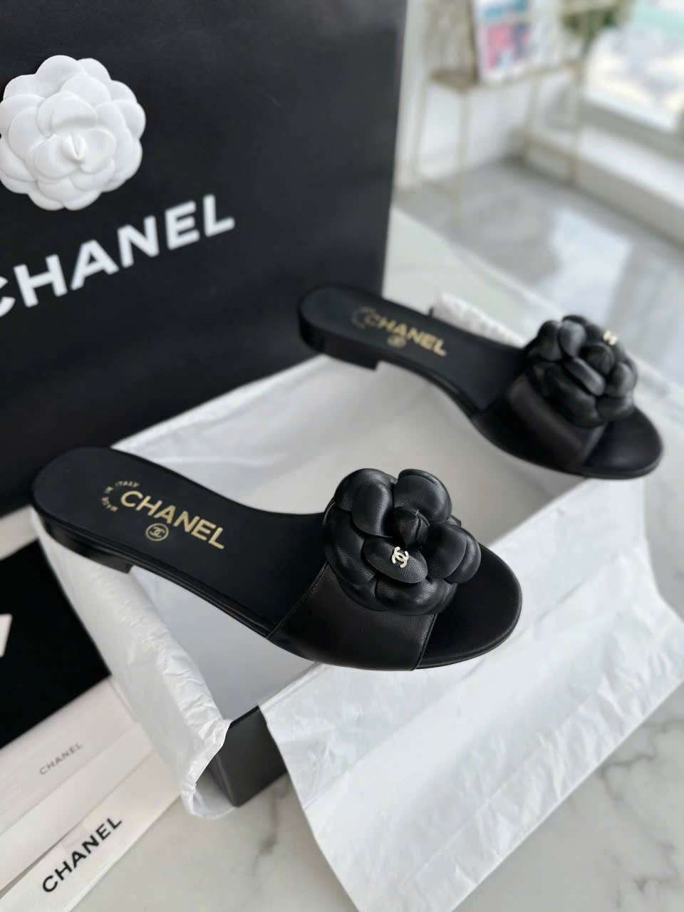 Dép Chanel Hoa Trà Màu Đen Da Cừu Cao Cấp Dép Chanel Hoa Trà Màu Đen Da Cừu Cao Cấp