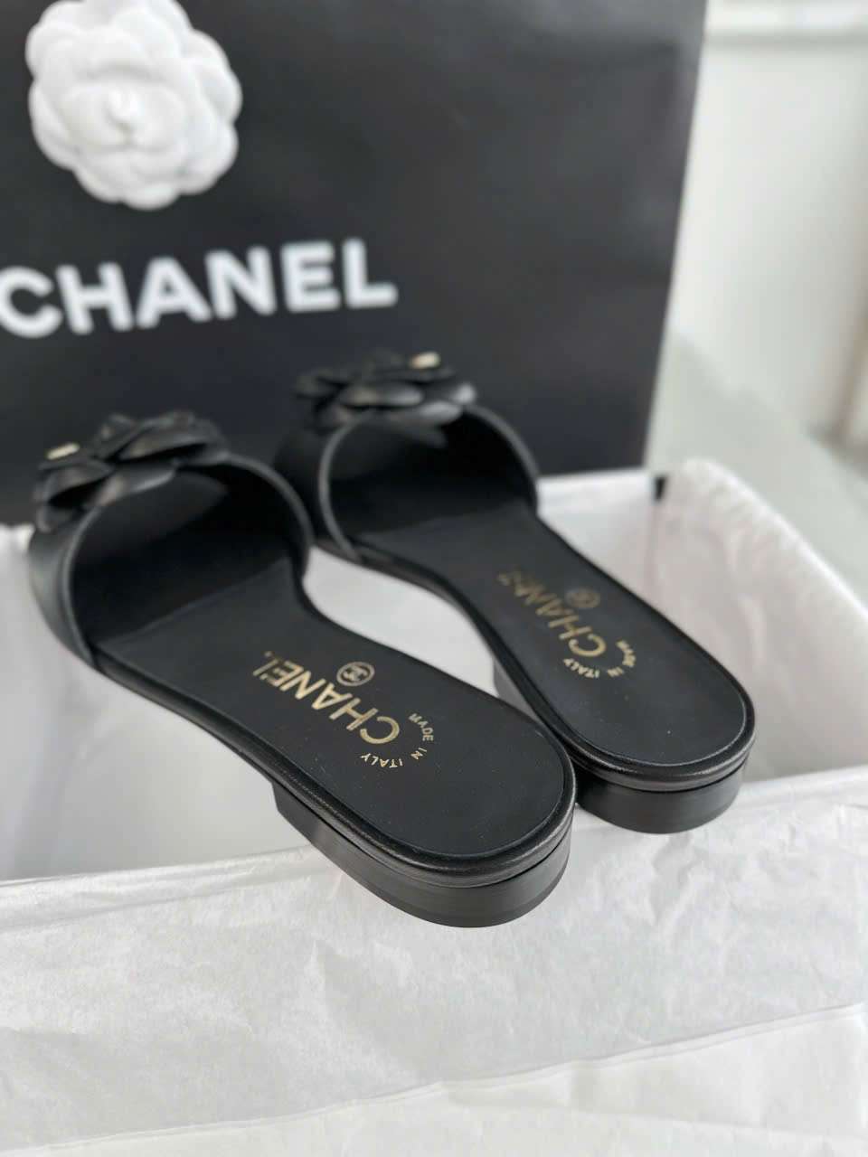 Dép Chanel Hoa Trà Màu Đen Da Cừu Cao Cấp Dép Chanel Hoa Trà Màu Đen Da Cừu Cao Cấp