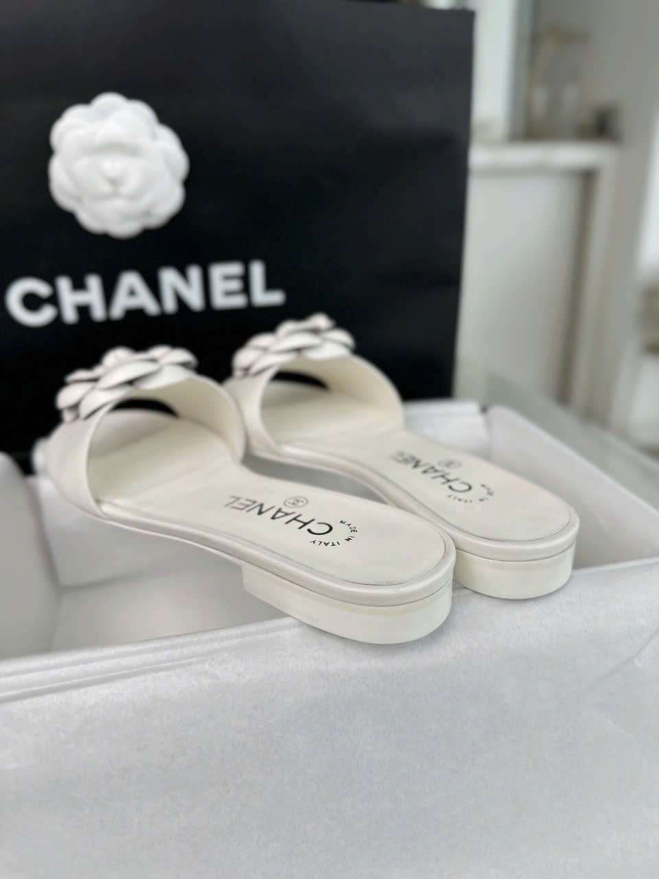 Dép Chanel Hoa Trà Màu Trắng Da Thật Thanh Lịch Dép Chanel Hoa Trà Màu Trắng Da Thật Thanh Lịch
